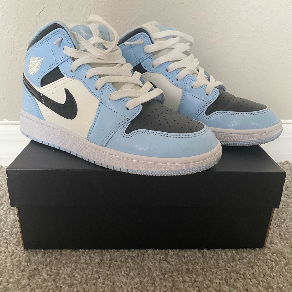 Air Jordan size 5 youth ice blue, black & white